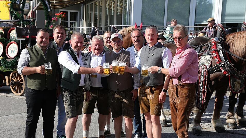 Prost auf vier gesellige Tage in Geiersthal: (v.l.) Daniel Graßl (Bürgermeister Teisnach), Gerd Schönberger (Bürgermeister Böbrach), Schirmherr Bürgermeister Richard Gruber, Ludwig Weindl (2. Bürgermeister Geiersthal), Braumeister Dennis Birkmann, Brauerei-Geschäftsführer Michael Schmalzreich, Adolf Muhr (Bürgermeister Patersdorf), SV-Vorsitzender Martin Besendorfer, SV-Ehrenvorsitzender Rudi Ketzer. Prost auf vier gesellige Tage in Geiersthal: (v.l.) Daniel Graßl (Bürgermeister Teisnach), Gerd Schönberger (Bürgermeister Böbrach), Schirmherr Bürgermeister Richard Gruber, Ludwig Weindl (2. Bürgermeister Geiersthal), Braumeister Dennis Birkmann, Brauerei-Geschäftsführer Michael Schmalzreich, Adolf Muhr (Bürgermeister Patersdorf), SV-Vorsitzender Martin Besendorfer, SV-Ehrenvorsitzender Rudi Ketzer.