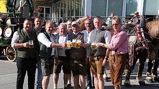 Prost auf vier gesellige Tage in Geiersthal: (v.l.) Daniel Graßl (Bürgermeister Teisnach), Gerd Schönberger (Bürgermeister Böbrach), Schirmherr Bürgermeister Richard Gruber, Ludwig Weindl (2. Bürgermeister Geiersthal), Braumeister Dennis Birkmann, Brauerei-Geschäftsführer Michael Schmalzreich, Adolf Muhr (Bürgermeister Patersdorf), SV-Vorsitzender Martin Besendorfer, SV-Ehrenvorsitzender Rudi Ketzer. Prost auf vier gesellige Tage in Geiersthal: (v.l.) Daniel Graßl (Bürgermeister Teisnach), Gerd Schönberger (Bürgermeister Böbrach), Schirmherr Bürgermeister Richard Gruber, Ludwig Weindl (2. Bürgermeister Geiersthal), Braumeister Dennis Birkmann, Brauerei-Geschäftsführer Michael Schmalzreich, Adolf Muhr (Bürgermeister Patersdorf), SV-Vorsitzender Martin Besendorfer, SV-Ehrenvorsitzender Rudi Ketzer.