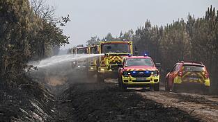 Die Feuerwehr k&auml;mpft weiter mit einem Gro&szlig;aufgebot gegen die Waldbr&auml;nde bei Bordeaux.