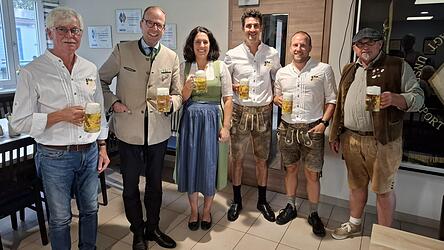 Die Ehrengäste und Vereinsverantwortlichen bei der Bierprobe Die Ehrengäste und Vereinsverantwortlichen bei der Bierprobe