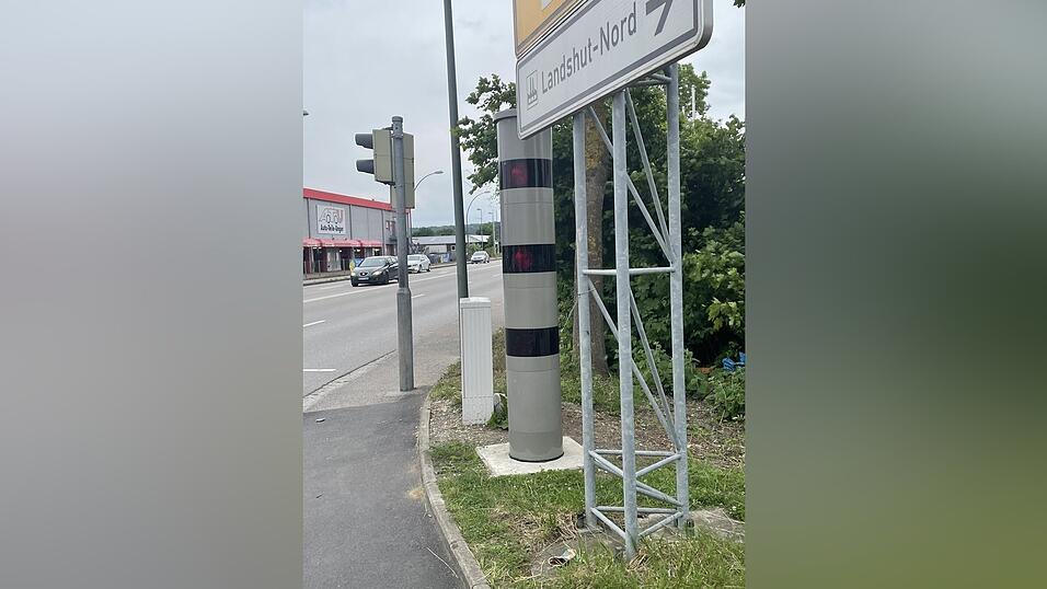 Im Stadtgebiet wurden zwei Blitzers&auml;ulen aufgestellt.