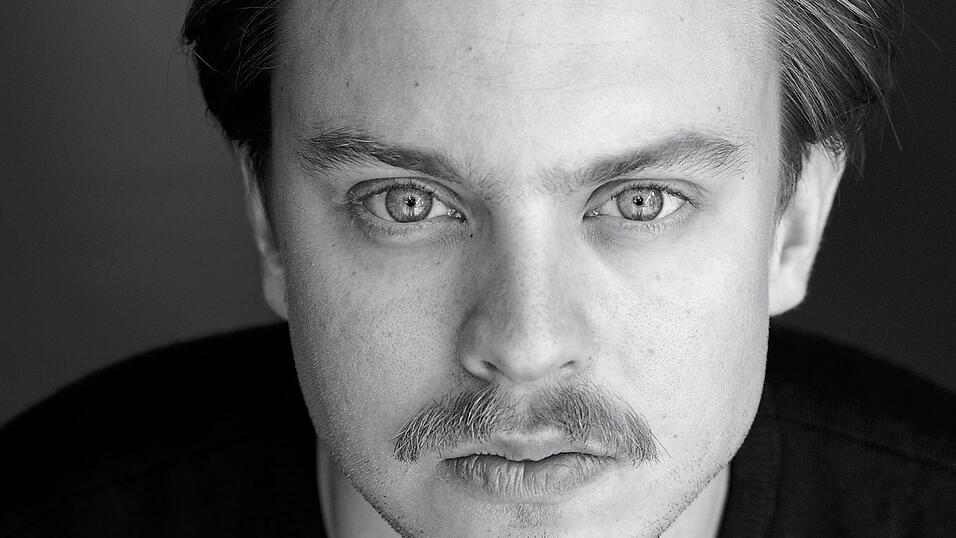 Jonas Höschl, Initiator eines Boykottaufrufs von 100 Regensburger Künstlerinnen und Künstler gegen die kürzlich stattgefundenen Schlossfestspiele, zieht ein Resümee. Jonas Höschl, Initiator eines Boykottaufrufs von 100 Regensburger Künstlerinnen und Künstler gegen die kürzlich stattgefundenen Schlossfestspiele, zieht ein Resümee.