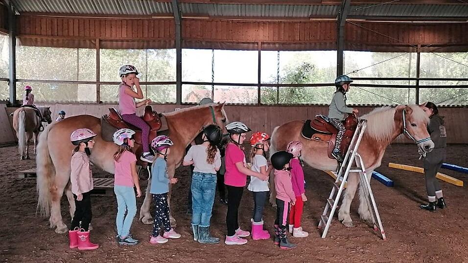 Beliebt ist bei den Hunderdorfern auch der Besuch der Triple-B-Ranch in Liepolding. Beliebt ist bei den Hunderdorfern auch der Besuch der Triple-B-Ranch in Liepolding.