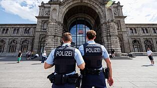 Seit längerem ermittelt die Polizei in Nürnberg im Umfeld des Hauptbahnhofs gegen mutmaßliche Drogendealer, die für sexuelle Übergriffe auf in manchen Fällen minderjährige Kundinnen verantwortlich sein sollen. (Symbolbild) Seit längerem ermittelt die Polizei in Nürnberg im Umfeld des Hauptbahnhofs gegen mutmaßliche Drogendealer, die für sexuelle Übergriffe auf in manchen Fällen minderjährige Kundinnen verantwortlich sein sollen. (Symbolbild)