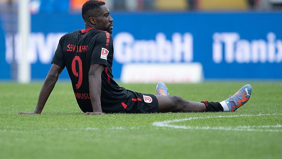 Prince Osei Owusu sitzt nach dem Spiel auf dem Platz. Trotz des Siegs über Braunschweig ist der Jahn quasi sicher abgestiegen - weil Bielefeld ebenfalls einen Punkt holte. Prince Osei Owusu sitzt nach dem Spiel auf dem Platz. Trotz des Siegs über Braunschweig ist der Jahn quasi sicher abgestiegen - weil Bielefeld ebenfalls einen Punkt holte.