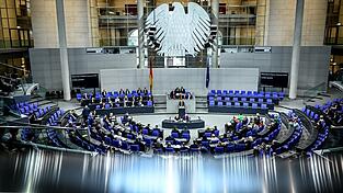Die Union hat im Bundestag vehement dafür geworben, der von Russland angegriffene Ukraine mit der Lieferung von Taurus-Marschflugkörpern zu helfen. F Die Union hat im Bundestag vehement dafür geworben, der von Russland angegriffene Ukraine mit der Lieferung von Taurus-Marschflugkörpern zu helfen. F
