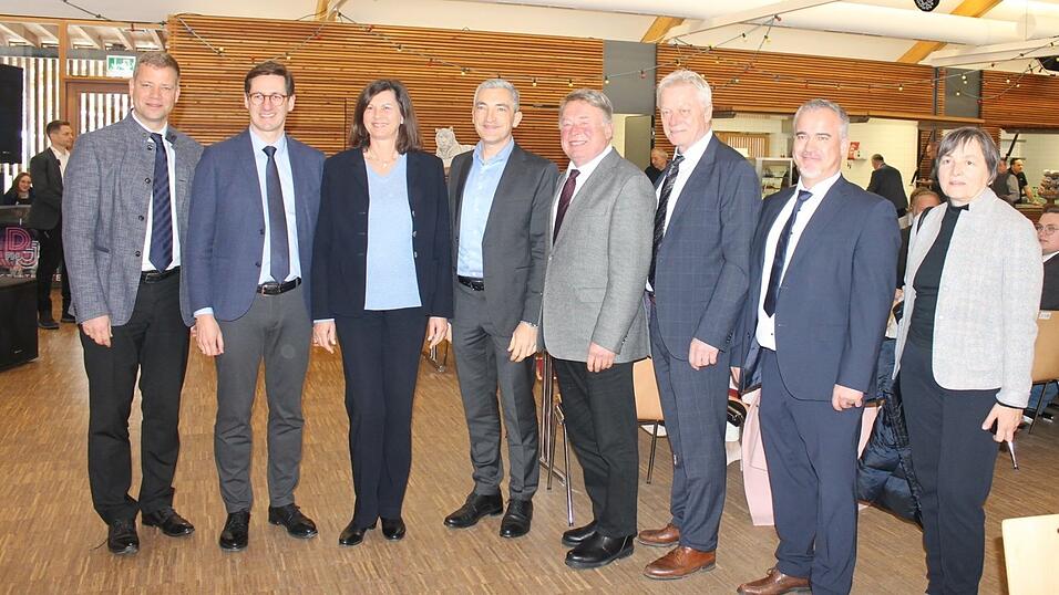 Ehrengäste beim Neujahrsempfang der CSU: Bezirktagspräsident Olaf Heinrich (v.l.), CSU-Kreisvorsitzender und MdL Stefan Ebner, Landtagspräsidentin Ilse Aigner, Landrat Ronny Raith, Staatsminister a.D. Helmut Brunner, MdB Alois Rainer, der Eisensteiner Bürgermeister Michael Herzog, und die FU-Kreisvorsitzende Elisabeth Zettner