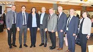 Ehrengäste beim Neujahrsempfang der CSU: Bezirktagspräsident Olaf Heinrich (v.l.), CSU-Kreisvorsitzender und MdL Stefan Ebner, Landtagspräsidentin Ilse Aigner, Landrat Ronny Raith, Staatsminister a.D. Helmut Brunner, MdB Alois Rainer, der Eisensteiner Bürgermeister Michael Herzog, und die FU-Kreisvorsitzende Elisabeth Zettner
