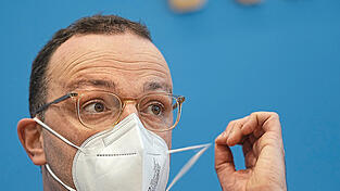Der frühere Gesundheitsminister Jens Spahn rechtfertigt sein Vorgehen bei Maskendeals.