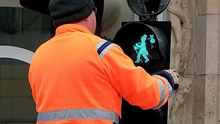 Am Donnerstagmittag wurden noch alle Ampeln mit dem Wahrzeichen-Piktogramm ausgerüstet. Am Donnerstagmittag wurden noch alle Ampeln mit dem Wahrzeichen-Piktogramm ausgerüstet.