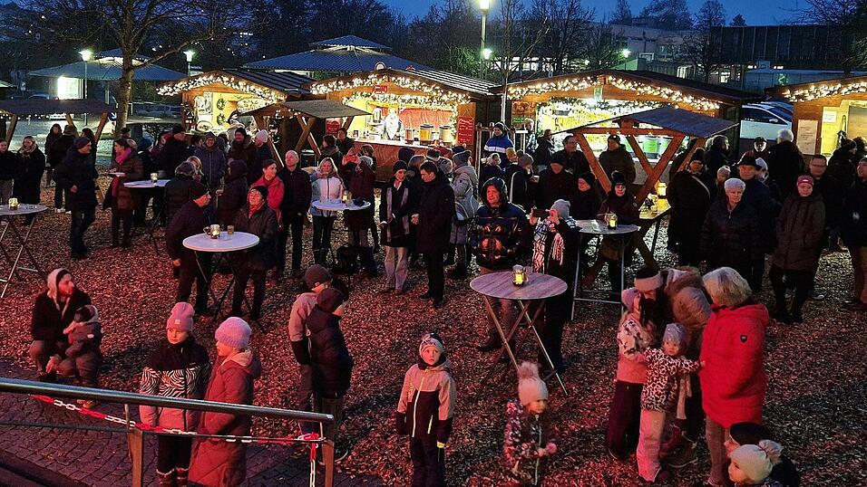 Rund um die Bühne versammeln sich nach und nach immer mehr Besucher.