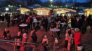 Rund um die Bühne versammeln sich nach und nach immer mehr Besucher. Rund um die Bühne versammeln sich nach und nach immer mehr Besucher.