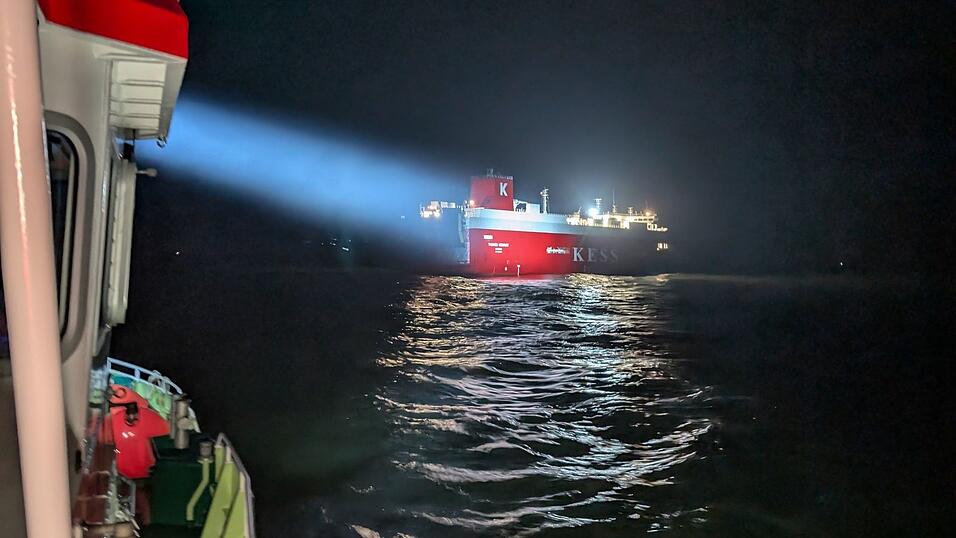 Die ersten Einsatzkr&auml;fte erreichten gegen Mitternacht den Frachter.