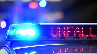 Das Auto der Familie prallte gegen den geparkten Sattelzug. (Symbolbild)