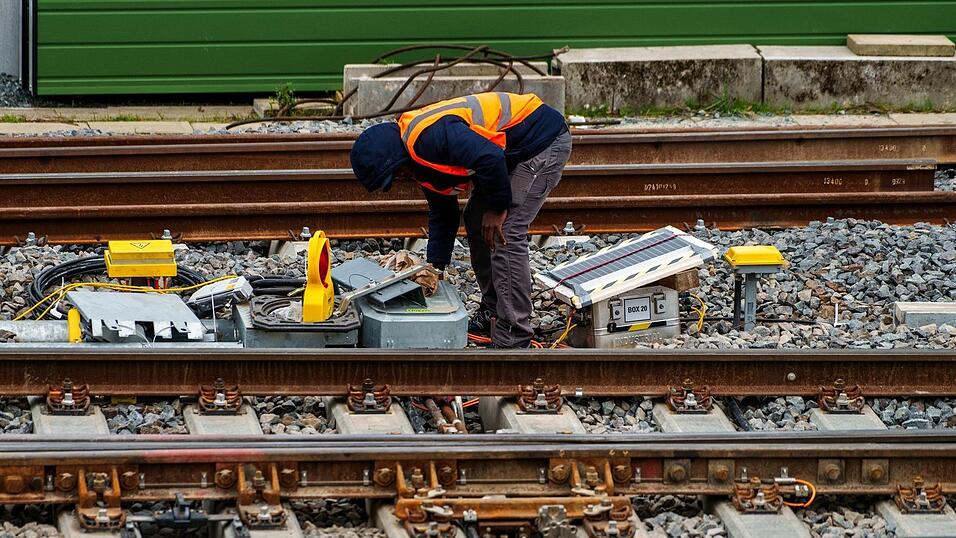 Die Deutsche Bahn schiebt einen milliardenschweren Investitionsr&uuml;ckstau vor sich her. (Archivbild)