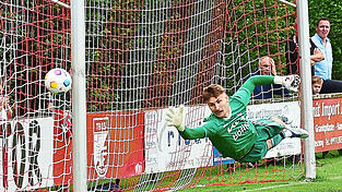 Landshuts Torhüter Daniel Mühl will sich auch gegen den FC Gundelfingen mit schnellen Reaktionen beweisen und selbstverständlich die drei Punkte mit seiner „Spiele“ einfahren. Landshuts Torhüter Daniel Mühl will sich auch gegen den FC Gundelfingen mit schnellen Reaktionen beweisen und selbstverständlich die drei Punkte mit seiner „Spiele“ einfahren.