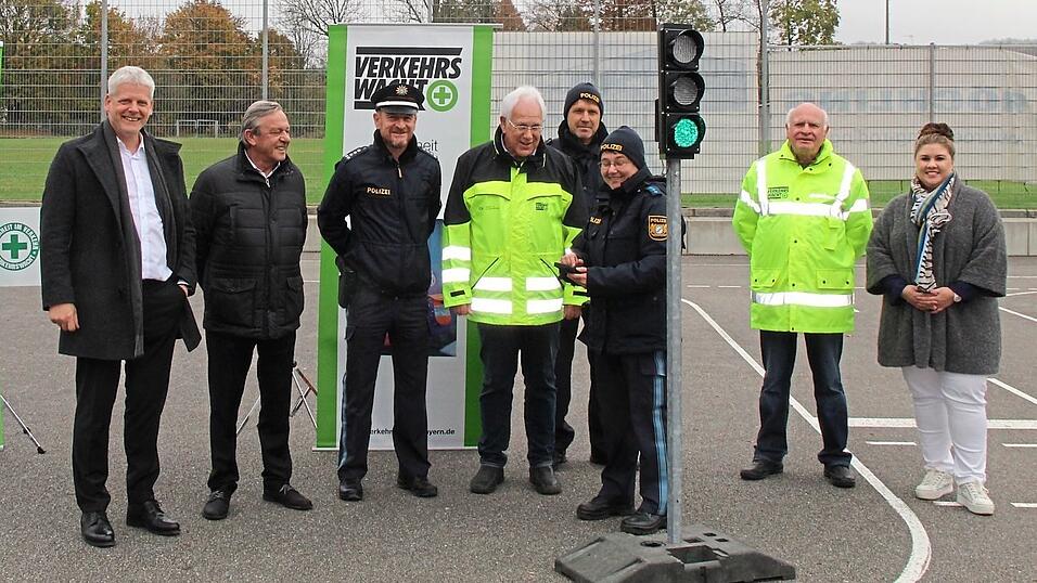 Die Ampel steht auf Gr&uuml;n f&uuml;r eine moderne Verkehrserziehung:&nbsp;Markus Johannes Zimmermann, Gesch&auml;ftsf&uuml;hrer und Leiter der Dr. Eckert Akademie in Regenstauf, sein Dozent und Projektleiter Johann Niedermeier, Rodings Polizeichef Bernhard Hager, Richard Seidl, Vorsitzender der Gebietsverkehrswacht Roding, Joachim Zisler und Sabine Rasch von der Polizeiinspektion Roding, Gerhard Kietzer, Verkehrsreferent der Verkehrswacht, und B&uuml;rgermeisterin Alexandra Riedl (von links).