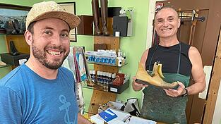 Gerhart Lederer (links) hat seine Laho-Schuhe am Donnerstag zu Josef Birnkammer gebracht. Nächste Woche sind sie wieder fertig.