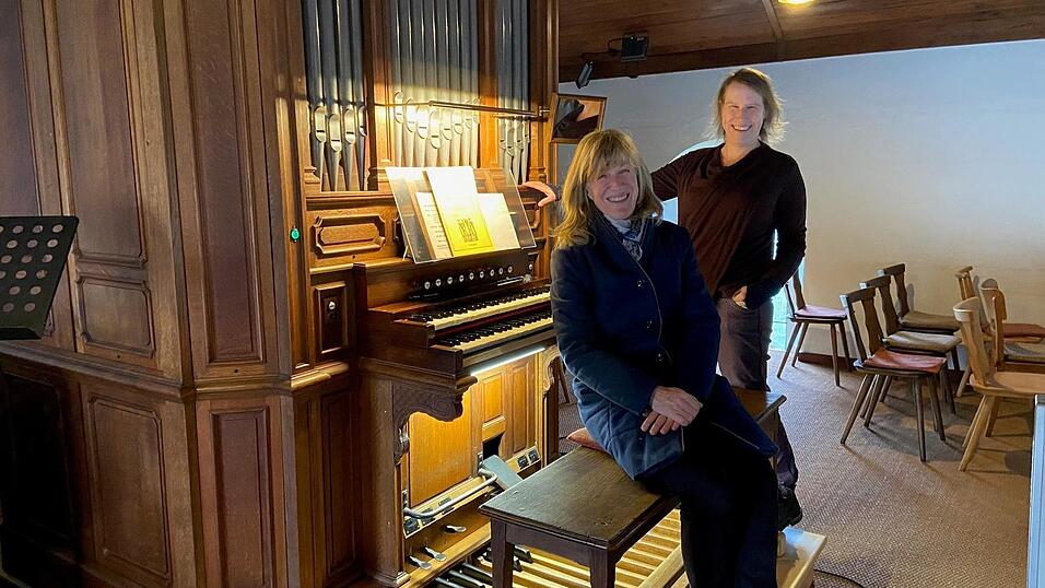 Die Freude bei der evangelischen Pfarrerin Kathrin Nagel (r.) und Konzertorganistin Ruth Spitzenberger ist gro&szlig;: Die franz&ouml;sische Salonorgel in der Matth&auml;uskirche ist abbezahlt.