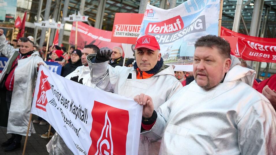 «Der Mensch gehört in den Mittelpunkt - nicht die Rendite!»: Beschäftigte von Thyssenkrupp fordern von der Aktionären den Verzicht auf eine Dividende. «Der Mensch gehört in den Mittelpunkt - nicht die Rendite!»: Beschäftigte von Thyssenkrupp fordern von der Aktionären den Verzicht auf eine Dividende.