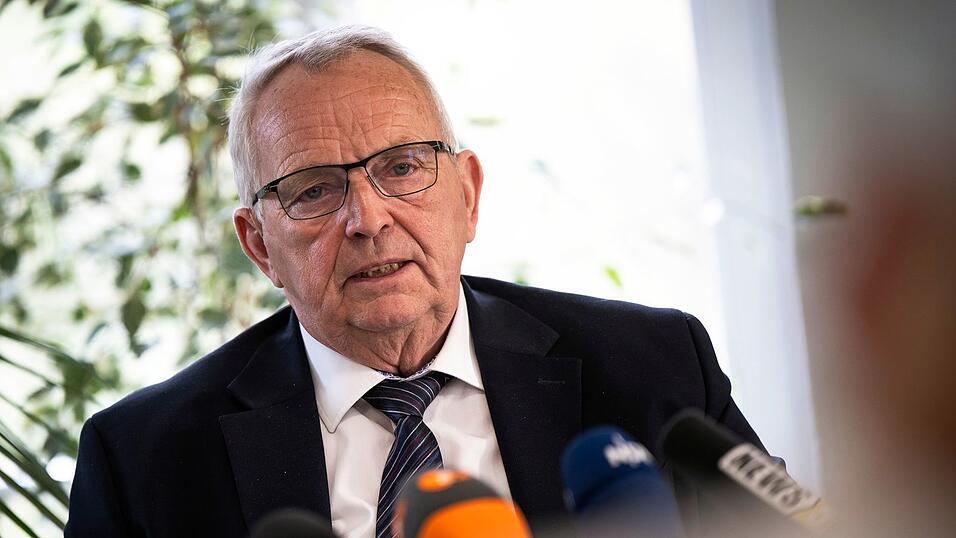 Backhaus hat gr&uuml;nes Licht f&uuml;r den Rettungsversuch einer privaten Initiative f&uuml;r den bei Wismar gestrandeten Buckelwal gegeben.