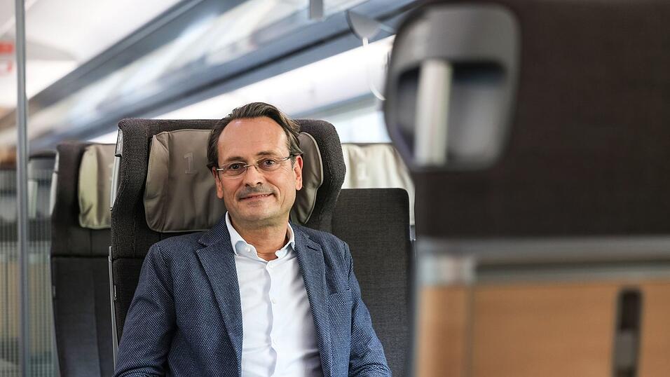 Bahn-Fernverkehrsvorstand Michael Peterson sieht eine gr&ouml;&szlig;ere Akzeptanz von langen Zugreisen. (Archivbild)