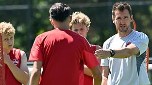 Trainer Miroslav Klose (r) freut sich über einen Testspielsieg.
