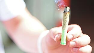 Junge Erwachsene greifen einer neuen Studie zufolge häufiger zu Cannabis als früher. (Illustration)