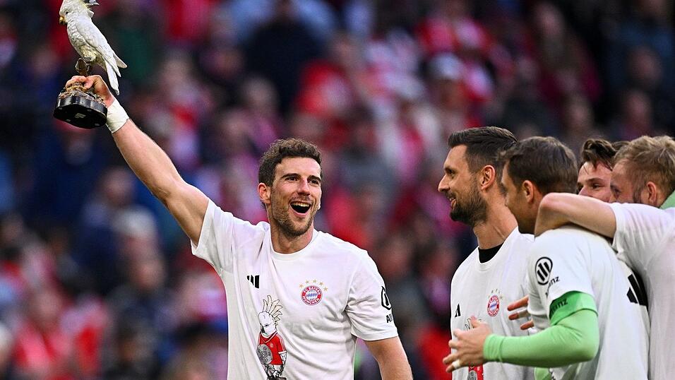 Leon Goretzka feiert mit Kakadu.