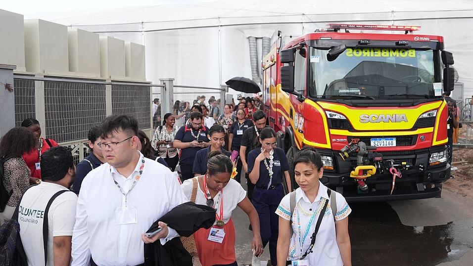 Die Feuerwehr kommt zu dem Einsatzort. Die Feuerwehr kommt zu dem Einsatzort.