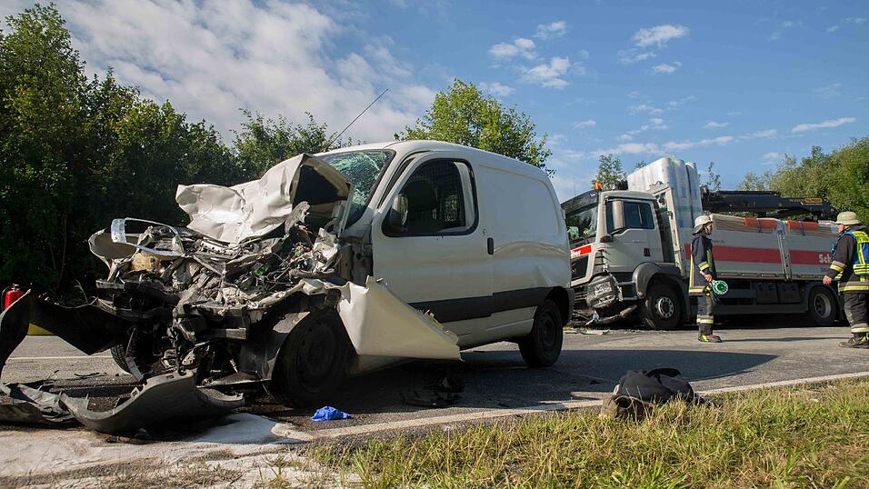 Schwerer Unfall am Freitagmorgen bei Postau (Kreis Landshut). Dort kollidierte ein Auto auf der Gegenfahrbahn frontal mit einem Lastwagen.