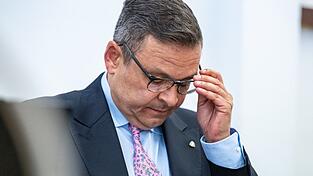 Der österreichische Politiker Gerald Grosz sitzt im Verhandlungssaal des Amtsgerichts.