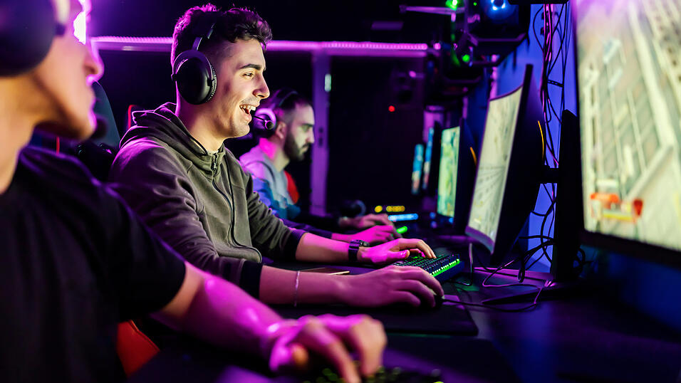 Als Breaker erkundet der Spieler in &bdquo;Hyper Light Breaker&ldquo; den mysteri&ouml;sen &Uuml;berwuchs.&nbsp;