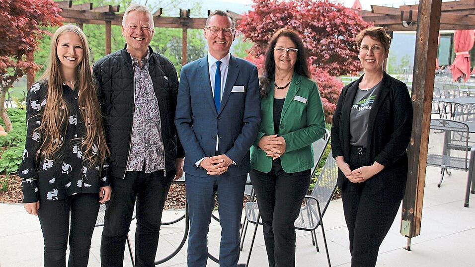 Christina und Anton Staudinger stellten den neuen Direktor des Hotel Sonnenhof, Andreas Otto (Mitte), vor. Sie wie auch stellvertretende Direktorin Monika Sp&auml;th und Tourist-Info Leiterin Christine Vogl freuen sich auf die Intensivierung der Zusammenarbeit im Sinne der positiven Weiterentwicklung der Destination.