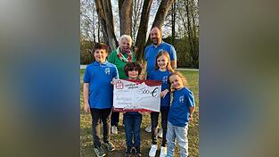 Einige Trachtlerkinder sowie der Vorsitzende Andreas Dorner bei der Spendenscheck&uuml;bergabe an Marianne Bindl