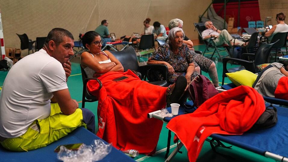 Viele Menschen harren in Notunterkünften aus. Viele Menschen harren in Notunterkünften aus.