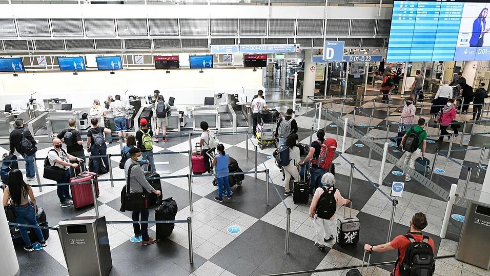 Unter strengen Hygiene- und Abstandsregeln ist es ab jetzt wieder m&ouml;glich, am Terminal 1 des Flughafens Franz Josef Strau&szlig; einzuchecken.