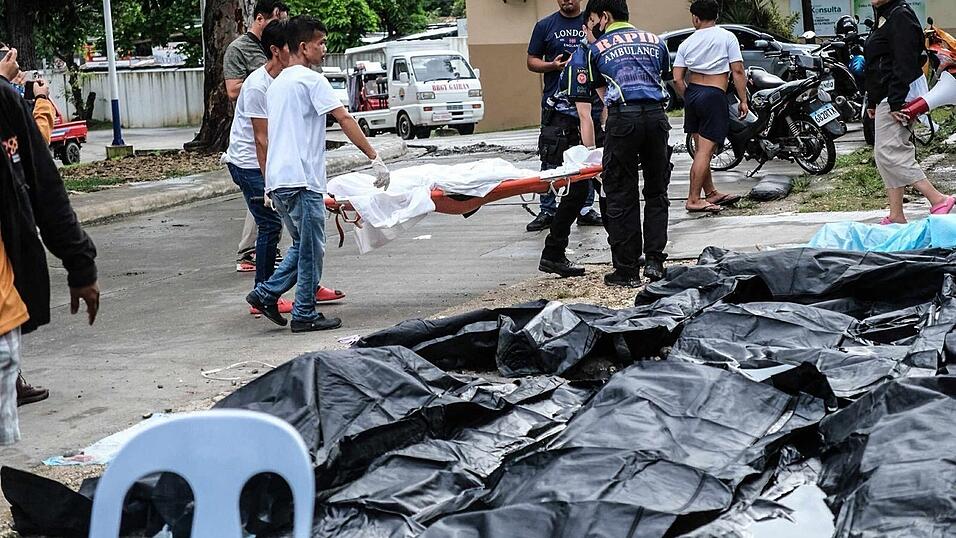 Vor Krankenhäusern in der Provinz Cebu waren Leichensäcke aufgereiht. Vor Krankenhäusern in der Provinz Cebu waren Leichensäcke aufgereiht.