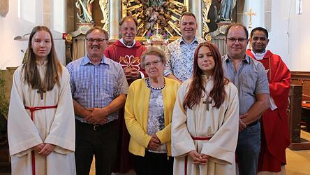 Freuten sich beim Festgottesdienst über die gelungenen Renovierungsmaßnahmen in der Kirche St. Michael (v. l.): Ministrantin Johanna Frank, Kirchenpfleger Ludwig Goldbrunner, Pfarrer Rupert Wimmer, Mesnerin Franziska Seidl, Verwaltungsleiter Martin Kieswimmer, Ministrantin Elena Schuder, ehem. Kirchenpfleger Michael Frank und Pfarrvikar Pater Siby. Freuten sich beim Festgottesdienst über die gelungenen Renovierungsmaßnahmen in der Kirche St. Michael (v. l.): Ministrantin Johanna Frank, Kirchenpfleger Ludwig Goldbrunner, Pfarrer Rupert Wimmer, Mesnerin Franziska Seidl, Verwaltungsleiter Martin Kieswimmer, Ministrantin Elena Schuder, ehem. Kirchenpfleger Michael Frank und Pfarrvikar Pater Siby.