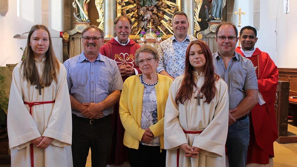 Freuten sich beim Festgottesdienst über die gelungenen Renovierungsmaßnahmen in der Kirche St. Michael (v. l.): Ministrantin Johanna Frank, Kirchenpfleger Ludwig Goldbrunner, Pfarrer Rupert Wimmer, Mesnerin Franziska Seidl, Verwaltungsleiter Martin Kieswimmer, Ministrantin Elena Schuder, ehem. Kirchenpfleger Michael Frank und Pfarrvikar Pater Siby. Freuten sich beim Festgottesdienst über die gelungenen Renovierungsmaßnahmen in der Kirche St. Michael (v. l.): Ministrantin Johanna Frank, Kirchenpfleger Ludwig Goldbrunner, Pfarrer Rupert Wimmer, Mesnerin Franziska Seidl, Verwaltungsleiter Martin Kieswimmer, Ministrantin Elena Schuder, ehem. Kirchenpfleger Michael Frank und Pfarrvikar Pater Siby.