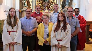 Freuten sich beim Festgottesdienst über die gelungenen Renovierungsmaßnahmen in der Kirche St. Michael (v. l.): Ministrantin Johanna Frank, Kirchenpfleger Ludwig Goldbrunner, Pfarrer Rupert Wimmer, Mesnerin Franziska Seidl, Verwaltungsleiter Martin Kieswimmer, Ministrantin Elena Schuder, ehem. Kirchenpfleger Michael Frank und Pfarrvikar Pater Siby. Freuten sich beim Festgottesdienst über die gelungenen Renovierungsmaßnahmen in der Kirche St. Michael (v. l.): Ministrantin Johanna Frank, Kirchenpfleger Ludwig Goldbrunner, Pfarrer Rupert Wimmer, Mesnerin Franziska Seidl, Verwaltungsleiter Martin Kieswimmer, Ministrantin Elena Schuder, ehem. Kirchenpfleger Michael Frank und Pfarrvikar Pater Siby.