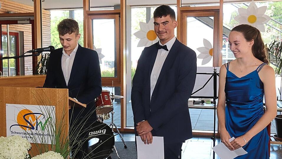 Sie hielten die Abschlussrede für die 10. Klasse: Marie-Sophie Böhm, Maximilian Dirschedl und Christof Heidinger. Sie hielten die Abschlussrede für die 10. Klasse: Marie-Sophie Böhm, Maximilian Dirschedl und Christof Heidinger.