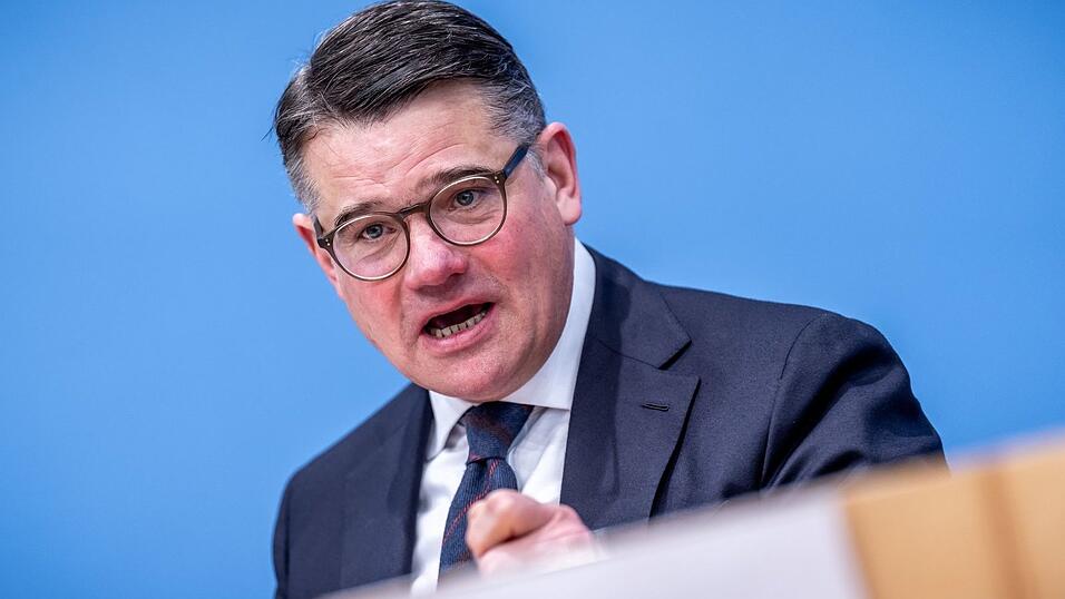 Boris Rhein (CDU), Ministerpr&auml;sident von Hessen, pocht auf den Verbleib der Commerzbank in Frankfurt. (Archivbild)