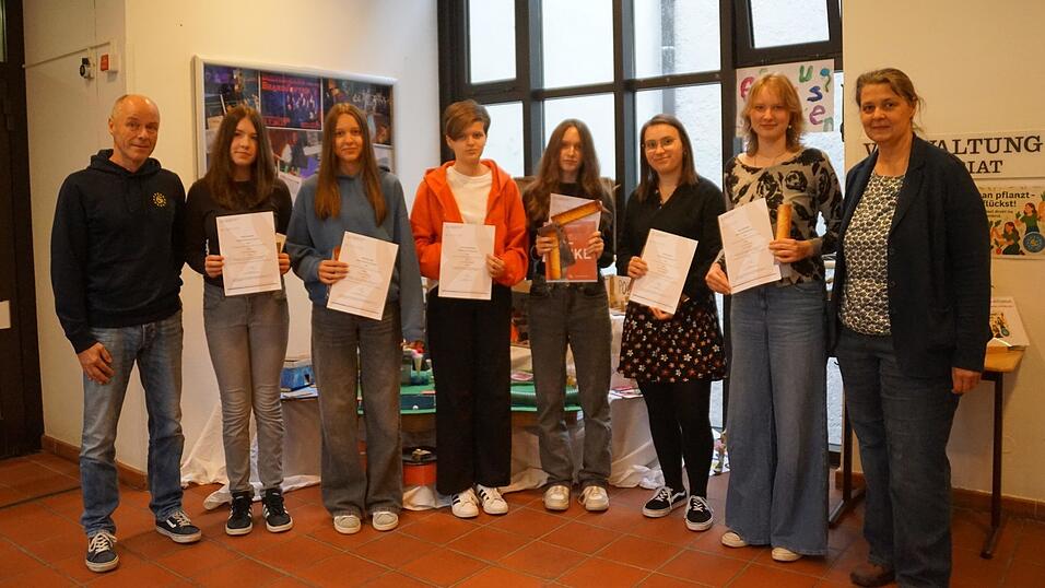 Das sind die erfolgreichen Teilnehmerinnen in Latein und Griechisch mit dem Schulleiter Rudi Zell und Diana Lohmer-L&ouml;&szlig;l, der Organisatorin des Wettbewerbs.