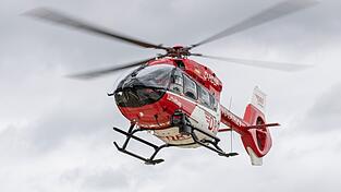 Ein Rettungshubschrauber flog das schwer verletzte Kind in eine Kinderklinik. (Symbolbild)