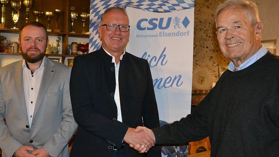 CSU-Ehrenvorsitzender Egon Sedlmeier (rechts) und Ortsvorsitzender Paul Bergmann (links) gratulierten Markus Huber zur Nominierung als Bürgermeisterkandidat der CSU.