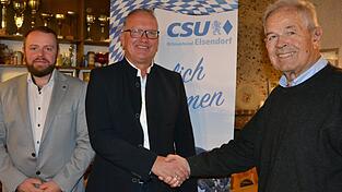 CSU-Ehrenvorsitzender Egon Sedlmeier (rechts) und Ortsvorsitzender Paul Bergmann (links) gratulierten Markus Huber zur Nominierung als Bürgermeisterkandidat der CSU.