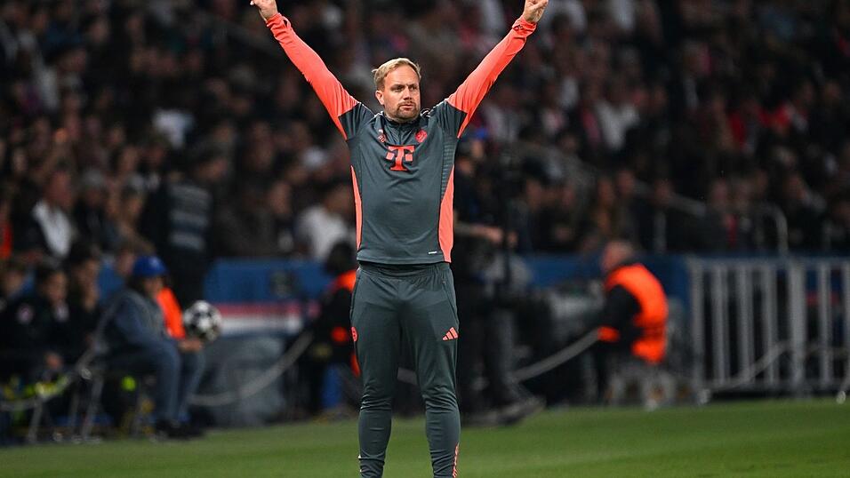 Der M&uuml;nchner Aushilfs-Chefcoach in Aktion: Kompany-Assistent Aaron Danks trug wie immer einen Trainingsanzug.