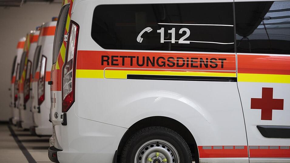 Einem Rettungswagen wollte eine Frau am Montag in Regen Platz machen. Davei hat sie einen Unfall verursacht. Einem Rettungswagen wollte eine Frau am Montag in Regen Platz machen. Davei hat sie einen Unfall verursacht.