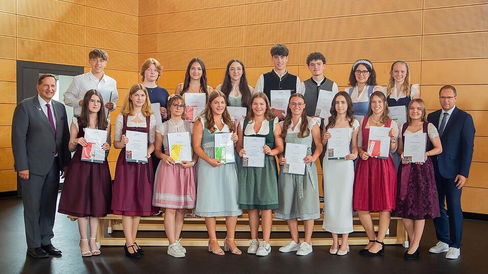 Der stellvertretende Landrat Franz Gassner (l.) und Schulleiter Alfred Reithmeier mit den 17 Abschlussschülern, die eine Eins vor dem Komma hatten. Jahrgangsbeste mit 1,0 war Anna Plankl (vo. 3. v. l.). Der stellvertretende Landrat Franz Gassner (l.) und Schulleiter Alfred Reithmeier mit den 17 Abschlussschülern, die eine Eins vor dem Komma hatten. Jahrgangsbeste mit 1,0 war Anna Plankl (vo. 3. v. l.).